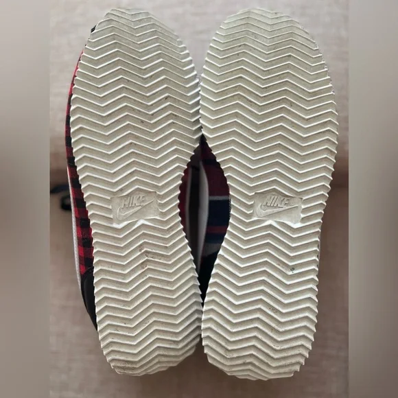 Nike Black and Red Sneakers Size 5Y - Picture 14 of 14